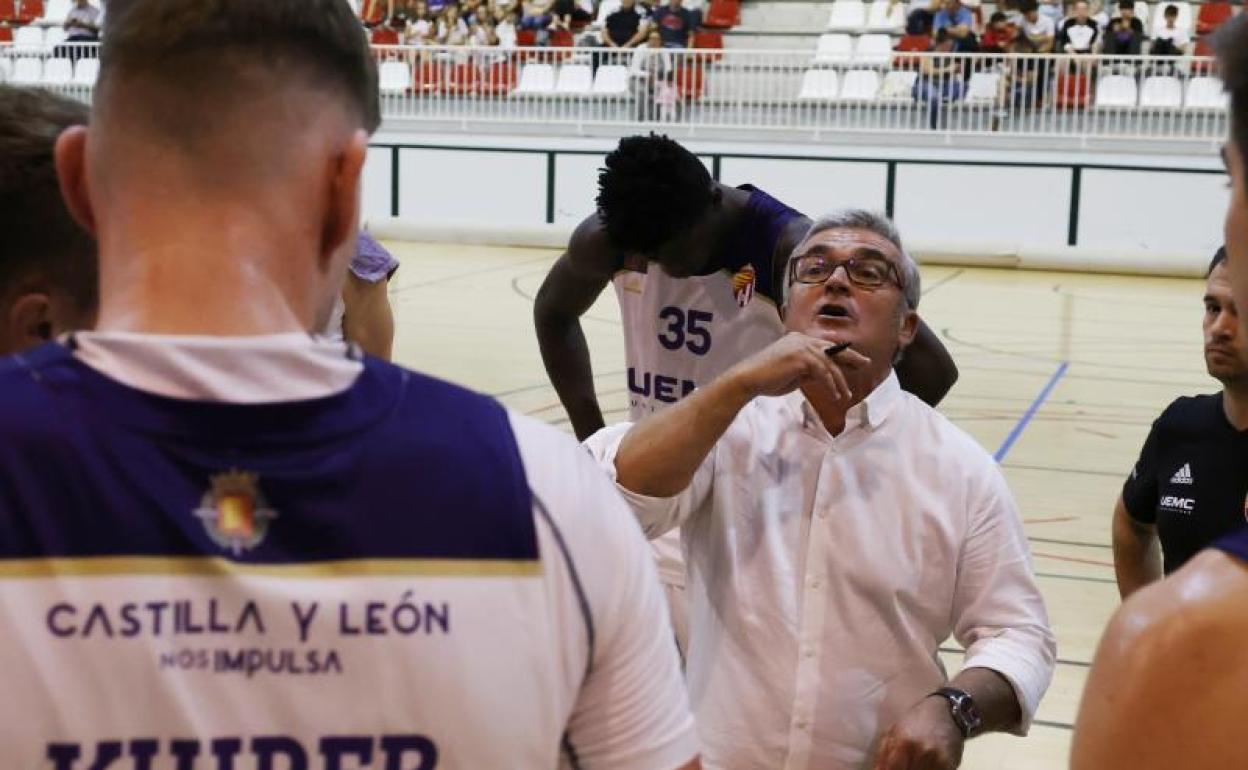 Paco García durante un tiempo muerto en uno de los partidos de pretemporada del RV Baloncesto. 