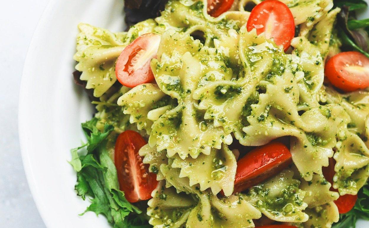 Receta de pasta con pesto casero y tomates cherry