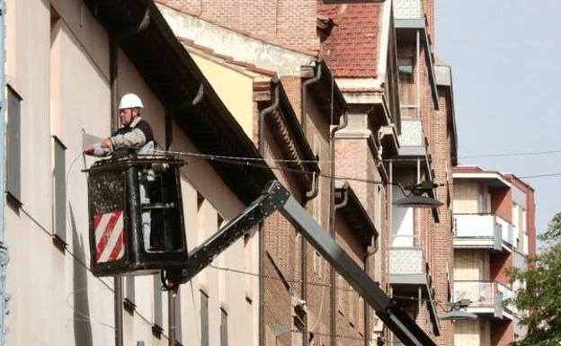 Un operario de Ximenez trabaja en una fachada. 