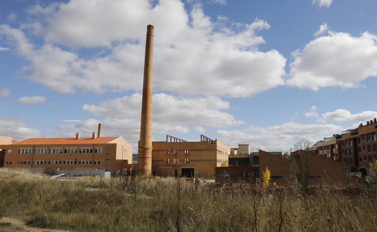 Zona exterior de La Tejera, que tendrá que urbanizar el Ayuntamiento, al haberse reducido el proyecto para rebajar los costes.