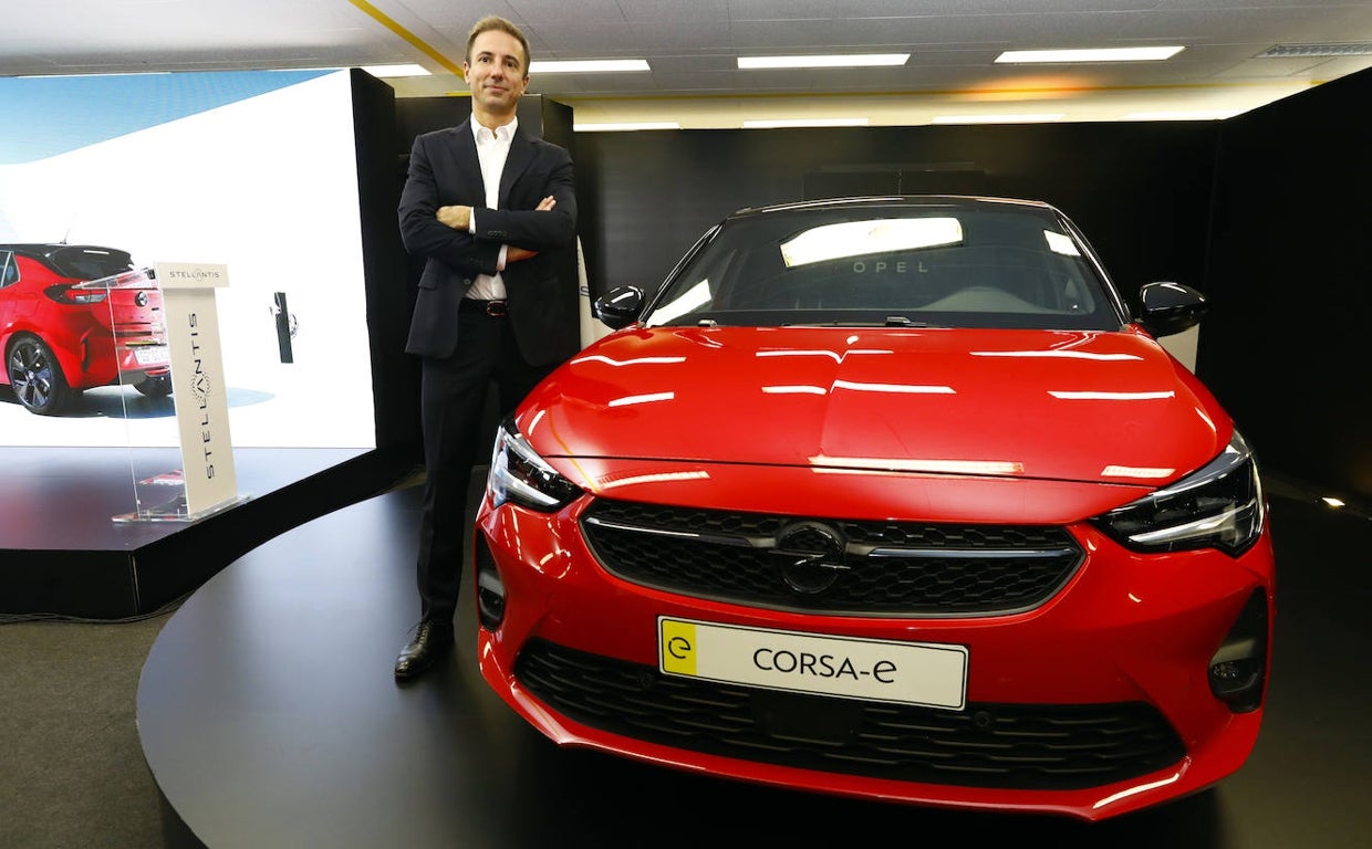 El CEO de Opel, Florian Huettl, junto al Corsa eléctrico