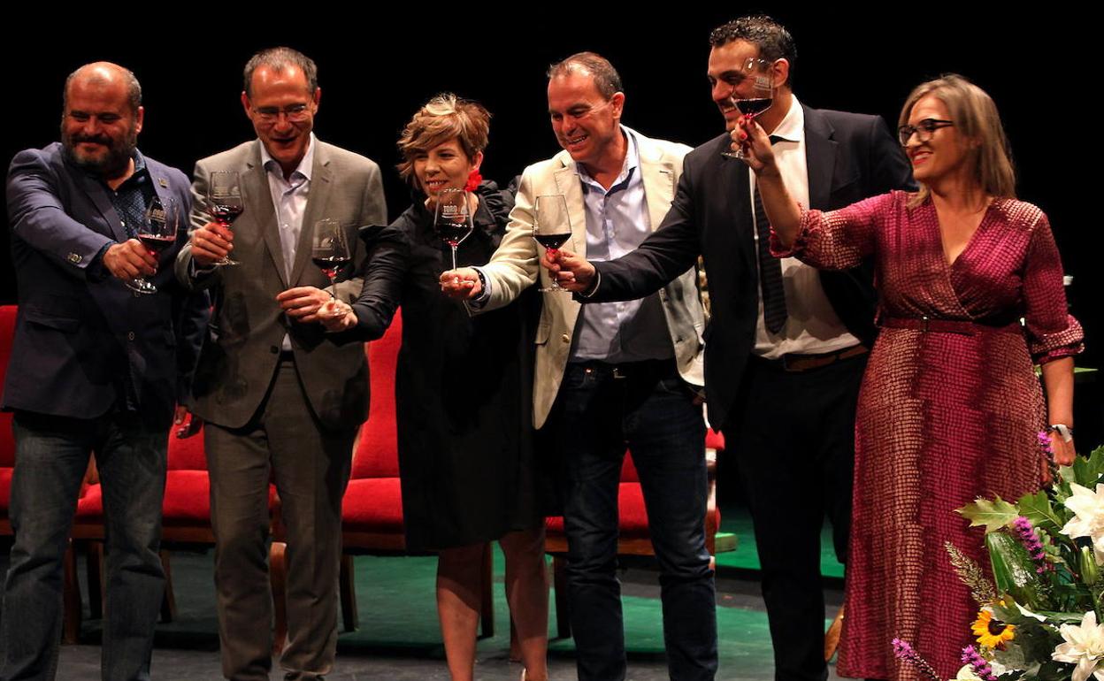 Brindis de Felipe Nalda (presidente de la DO Toro con Ángel Blanco (subdelegado de Gobierno), la pregonera Beatriz Fernández, Francisco Requejo (presidente Diputación de Zamora), Tomás del Bien (alcalde de Toro) y Sara Pérez (concejala de Festejos). 