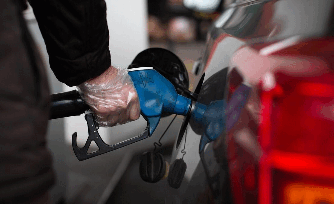 Dos conductores llenan sus depósitos en una gasolinera. 