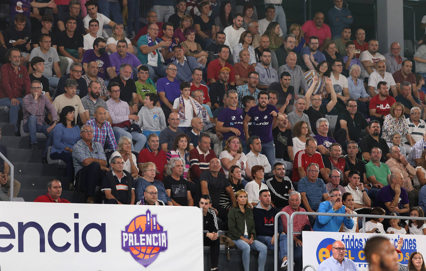 Fotos: La afición del baloncesto responde en el primer partido de Liga