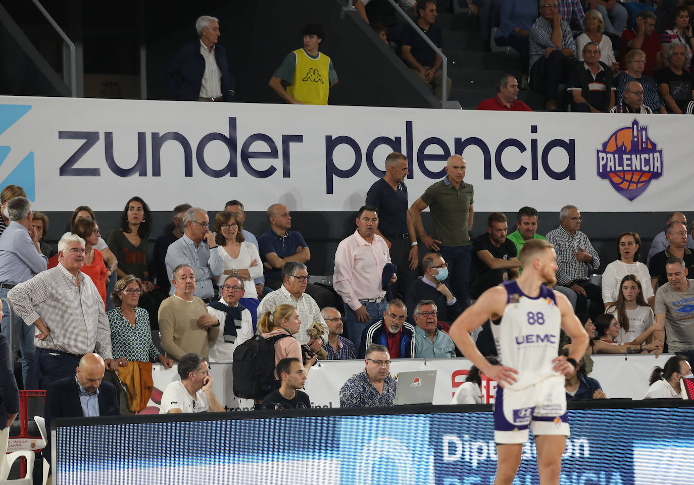 Fotos: La afición del baloncesto responde en el primer partido de Liga