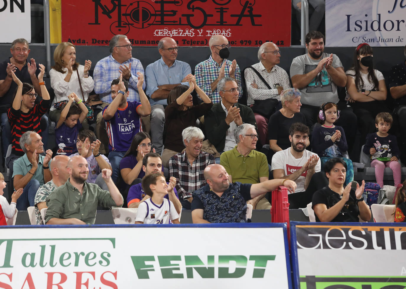 Fotos: La afición del baloncesto responde en el primer partido de Liga