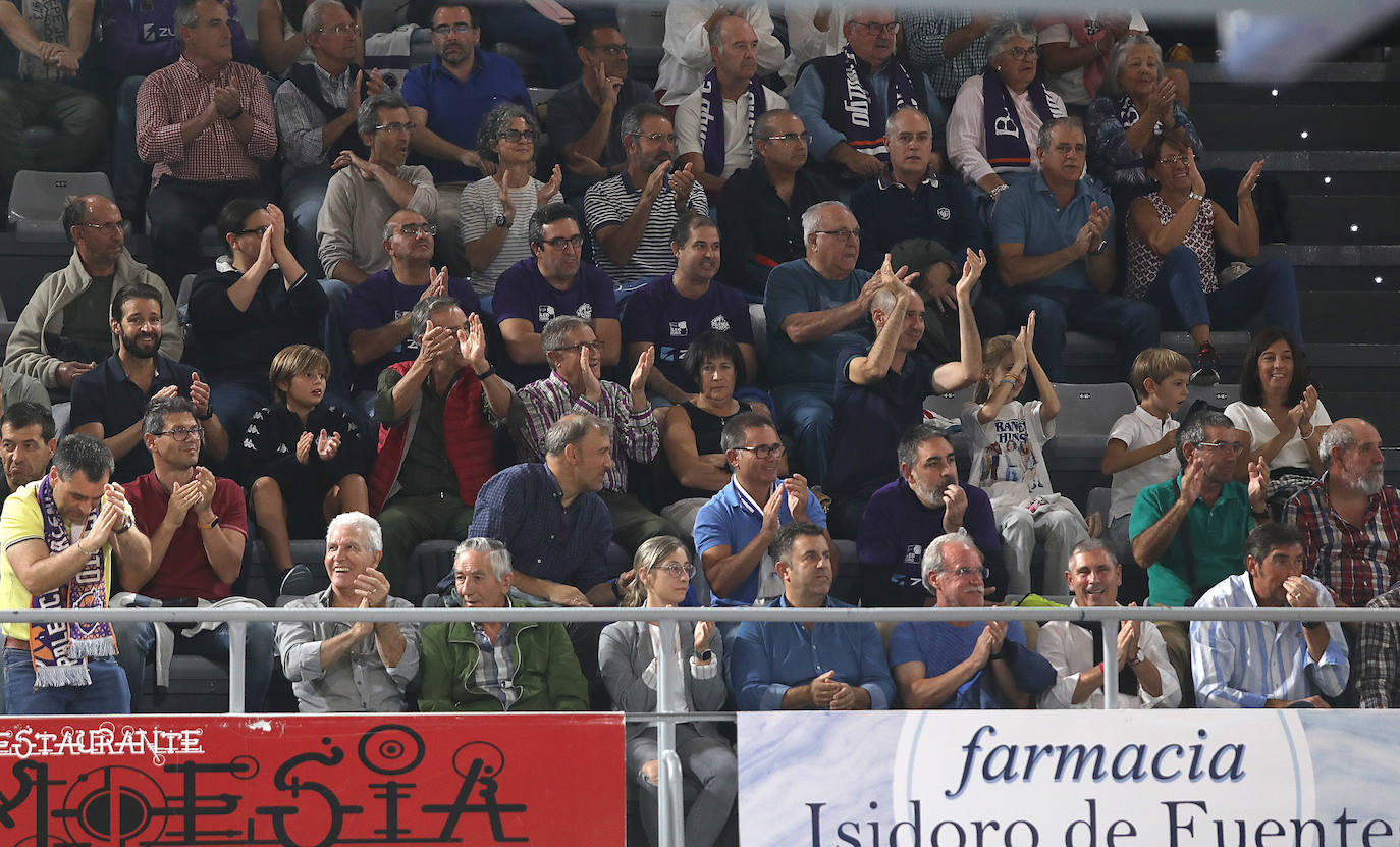 Fotos: La afición del baloncesto responde en el primer partido de Liga