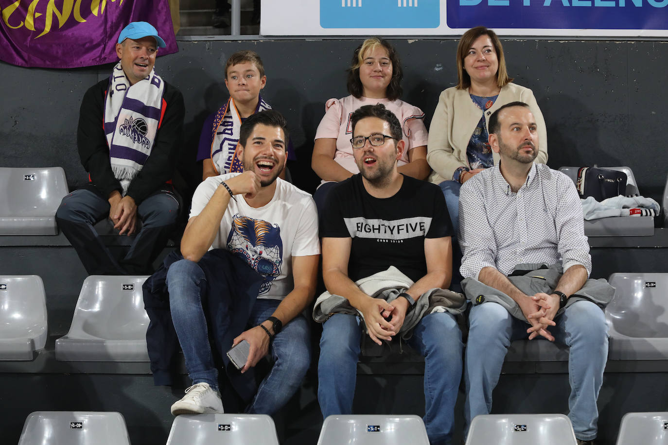 Fotos: La afición del baloncesto responde en el primer partido de Liga