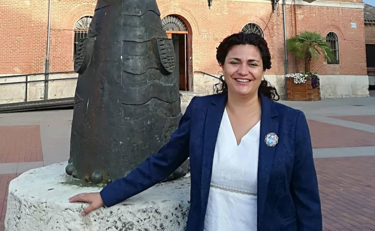 La exalcaldesa de Boecillo, María Ángeles Rincón, frente al Ayuntamiento del municipio. 