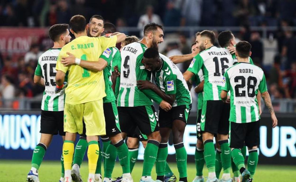 Los jugadores béticos se abrazan tras su triunfo ante el Roma el jueves en el Olímpico. 