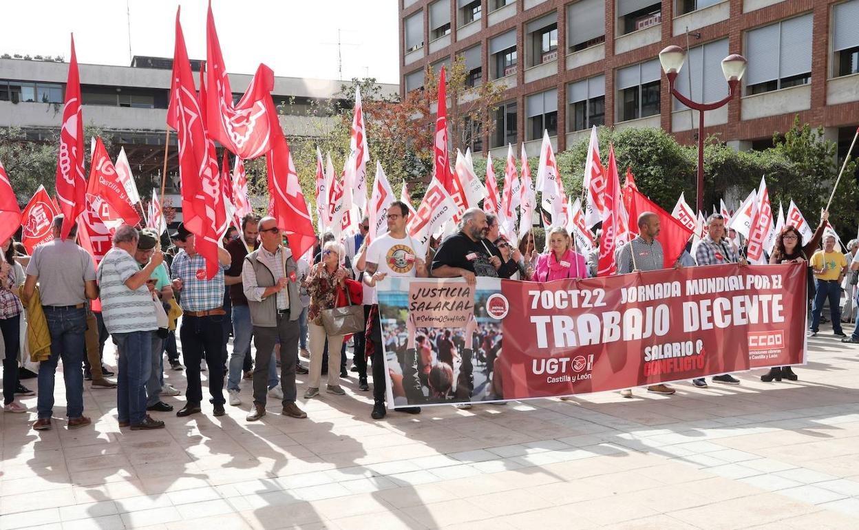 Concentración de delegados y afiliados de UGT y CC OO, este viernes en la plaza de los Juzgados. 