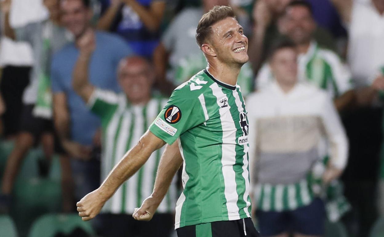 El centrocampista del Real Betis Joaquín Sánchez celebra su gol.