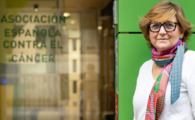 Luisa Lobete, a la puerta de la sede provincial de la Asociación Contra el Cáncer en Valladolid.