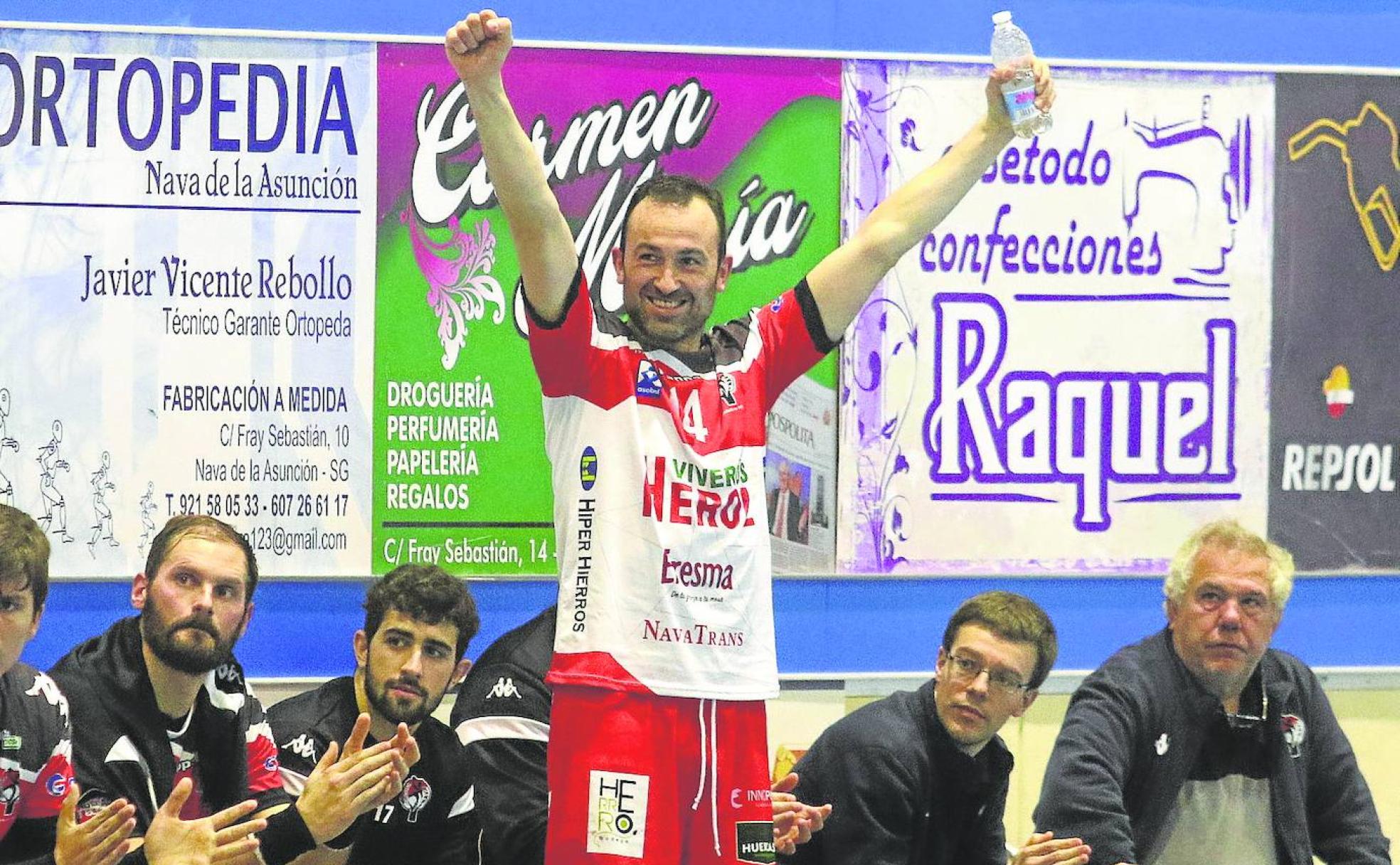 Carlos Villagrán celebra un gol de su equipo desde el banquillo en un partido anterior. 