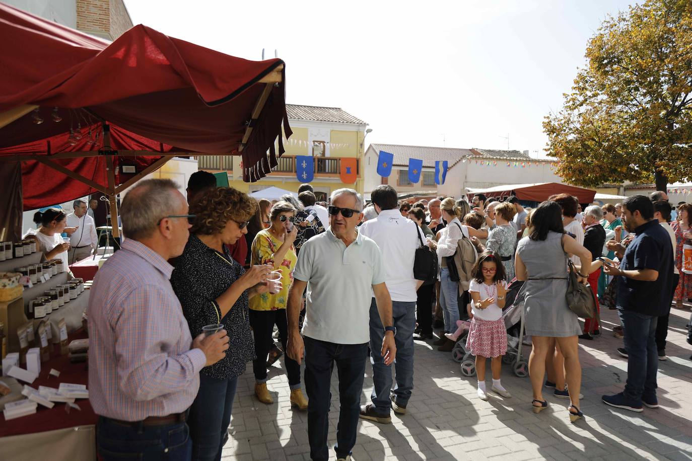 Dos niños pisan la uva para extraer el mosto en la plaza de Quintanilla.