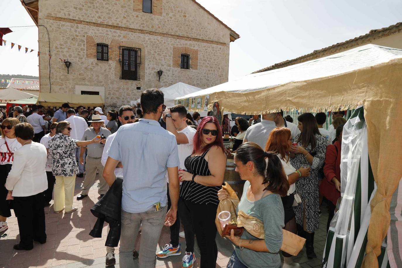 Dos niños pisan la uva para extraer el mosto en la plaza de Quintanilla.