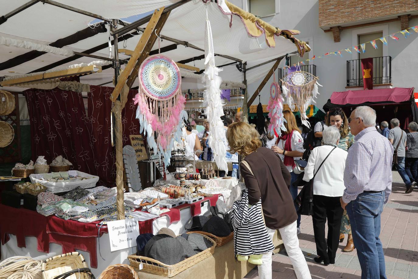 Dos niños pisan la uva para extraer el mosto en la plaza de Quintanilla.