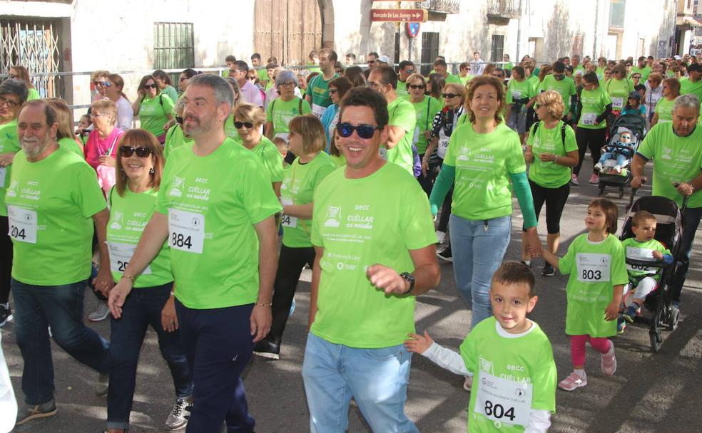Algunos de los participantes en la marcha contra el cáncer celebrada este domingo en Cuéllar. 