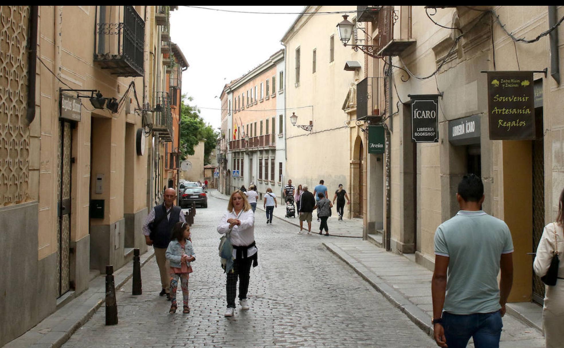 Transeúntes en el eje entre