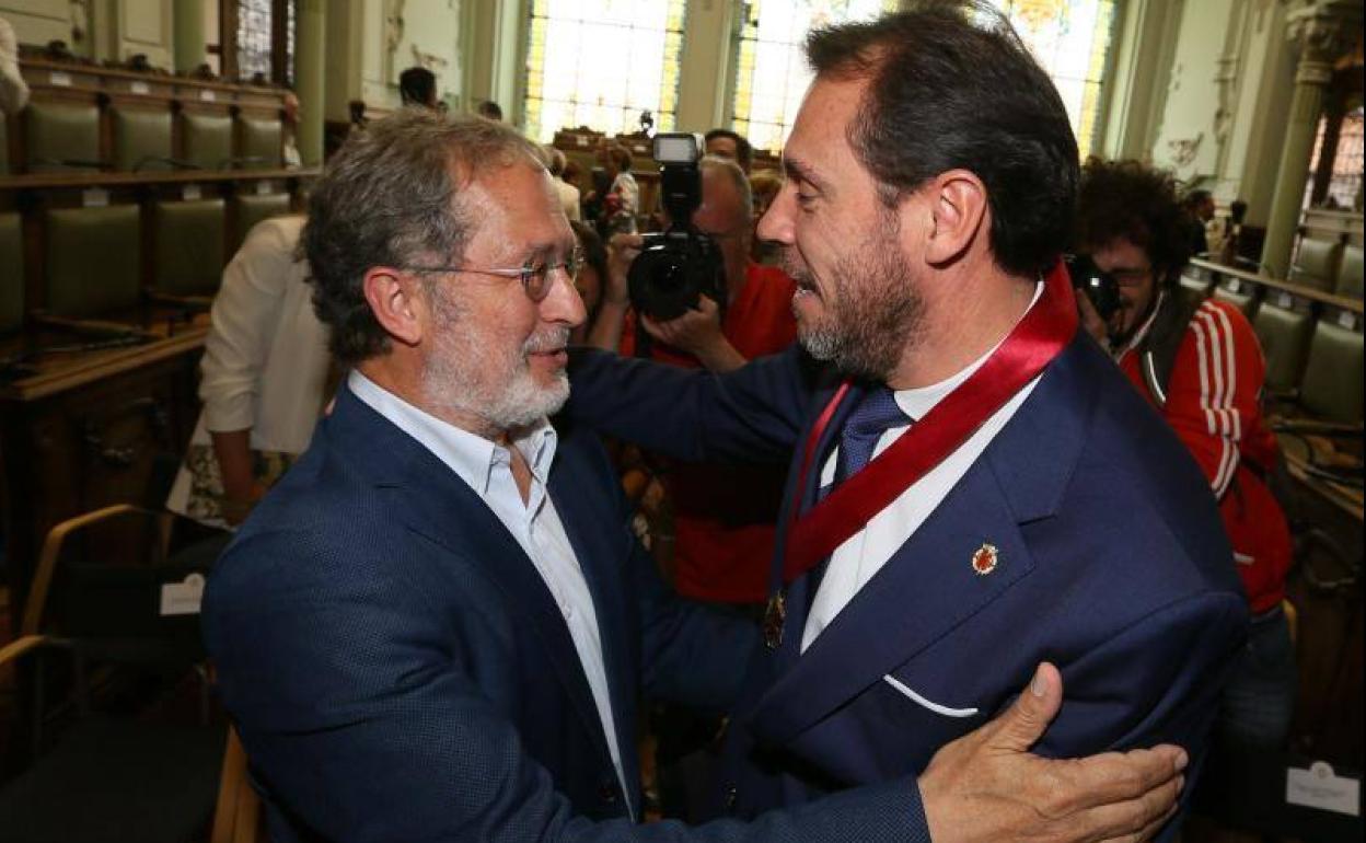 Manuel Saravia (VTLP) felicita al socialista Óscar Puente en 2019, en la reelección de este como alcalde de Valladolid con los votos de la formación política dle primero.