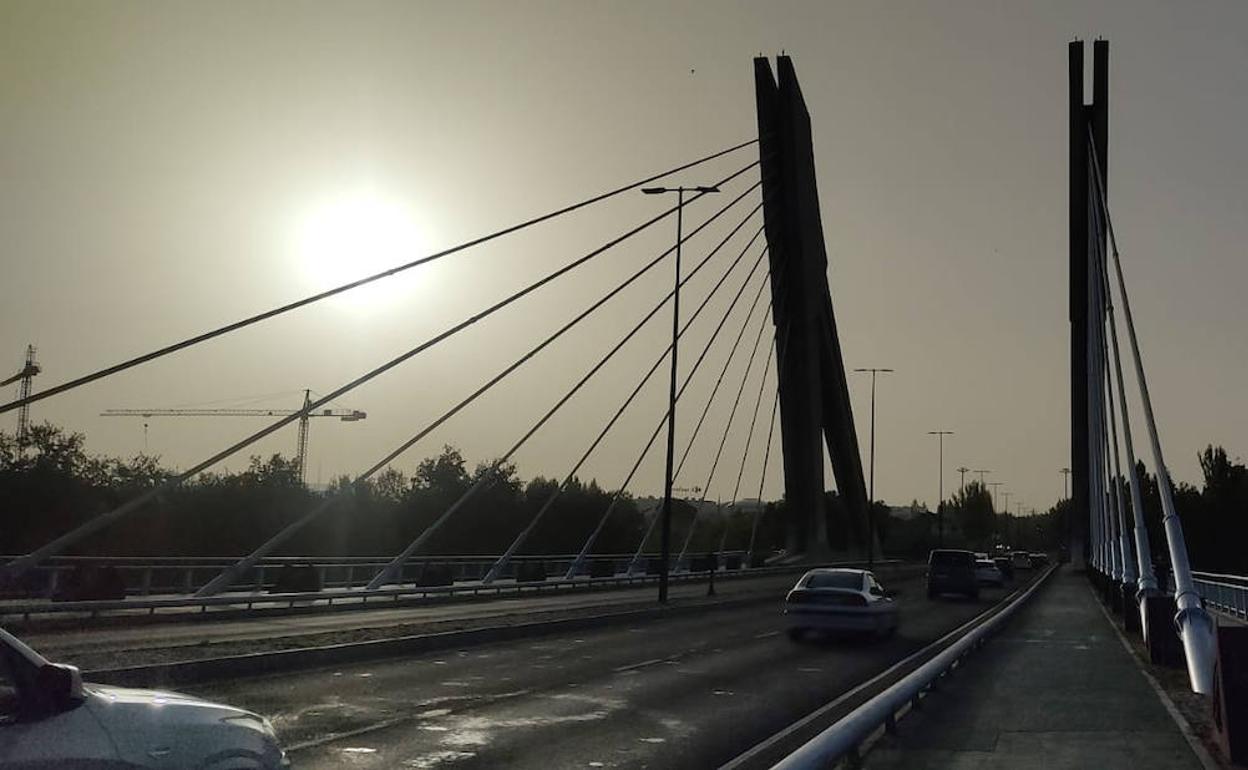 Calima en el puente de la Hispanidad de Valladolid, esta semana.