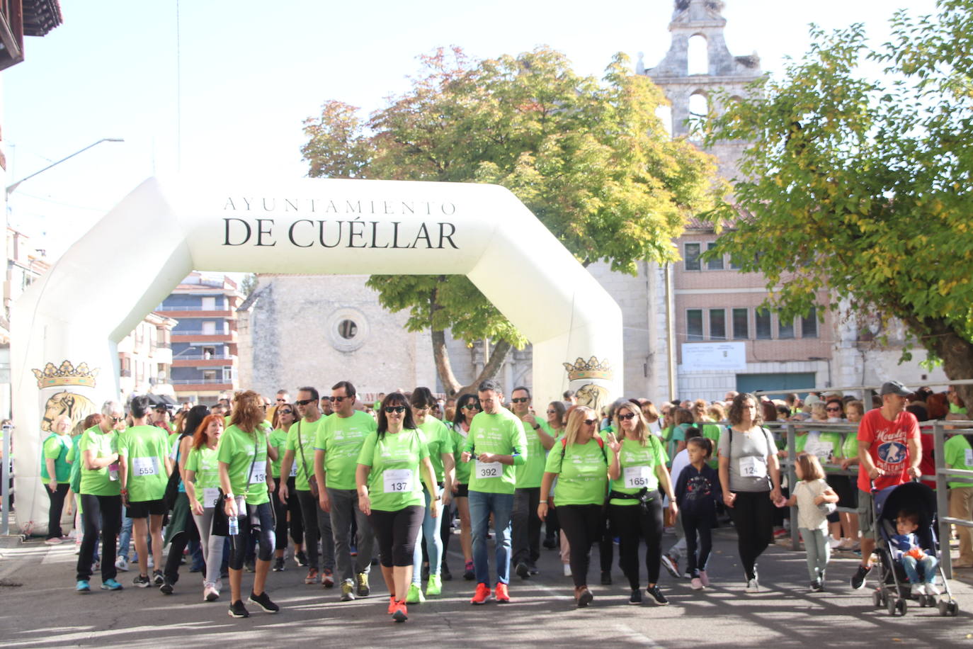 La 'marea verde' de la lucha contra el cáncer ha recorrido Cuéllar este domingo. 