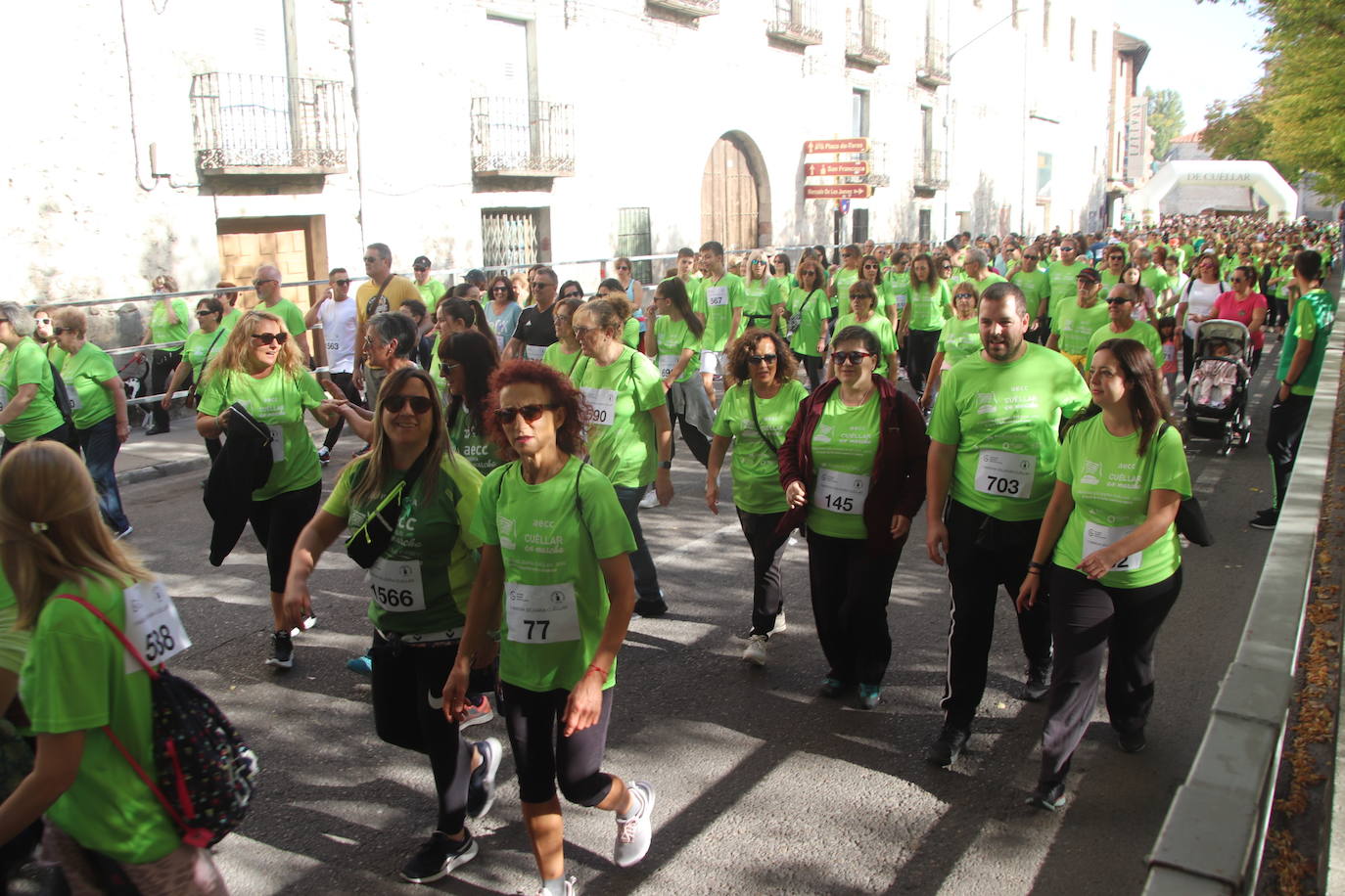 La 'marea verde' de la lucha contra el cáncer ha recorrido Cuéllar este domingo. 