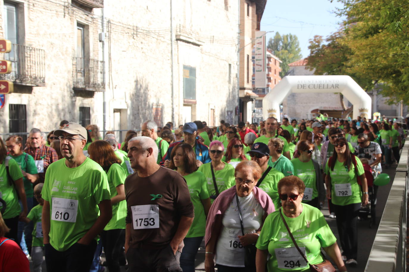 La 'marea verde' de la lucha contra el cáncer ha recorrido Cuéllar este domingo. 