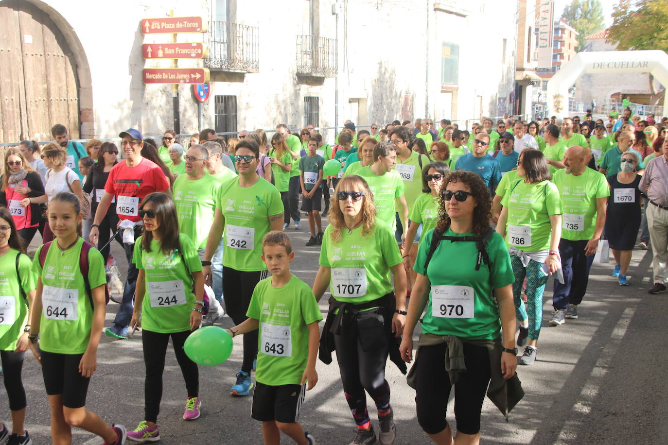 La 'marea verde' de la lucha contra el cáncer ha recorrido Cuéllar este domingo. 