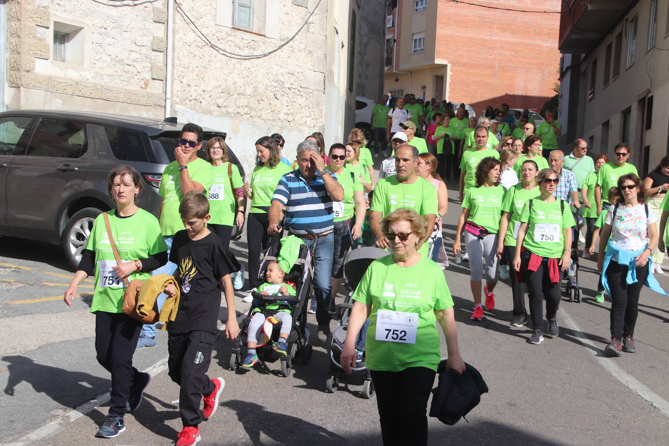 La 'marea verde' de la lucha contra el cáncer ha recorrido Cuéllar este domingo. 