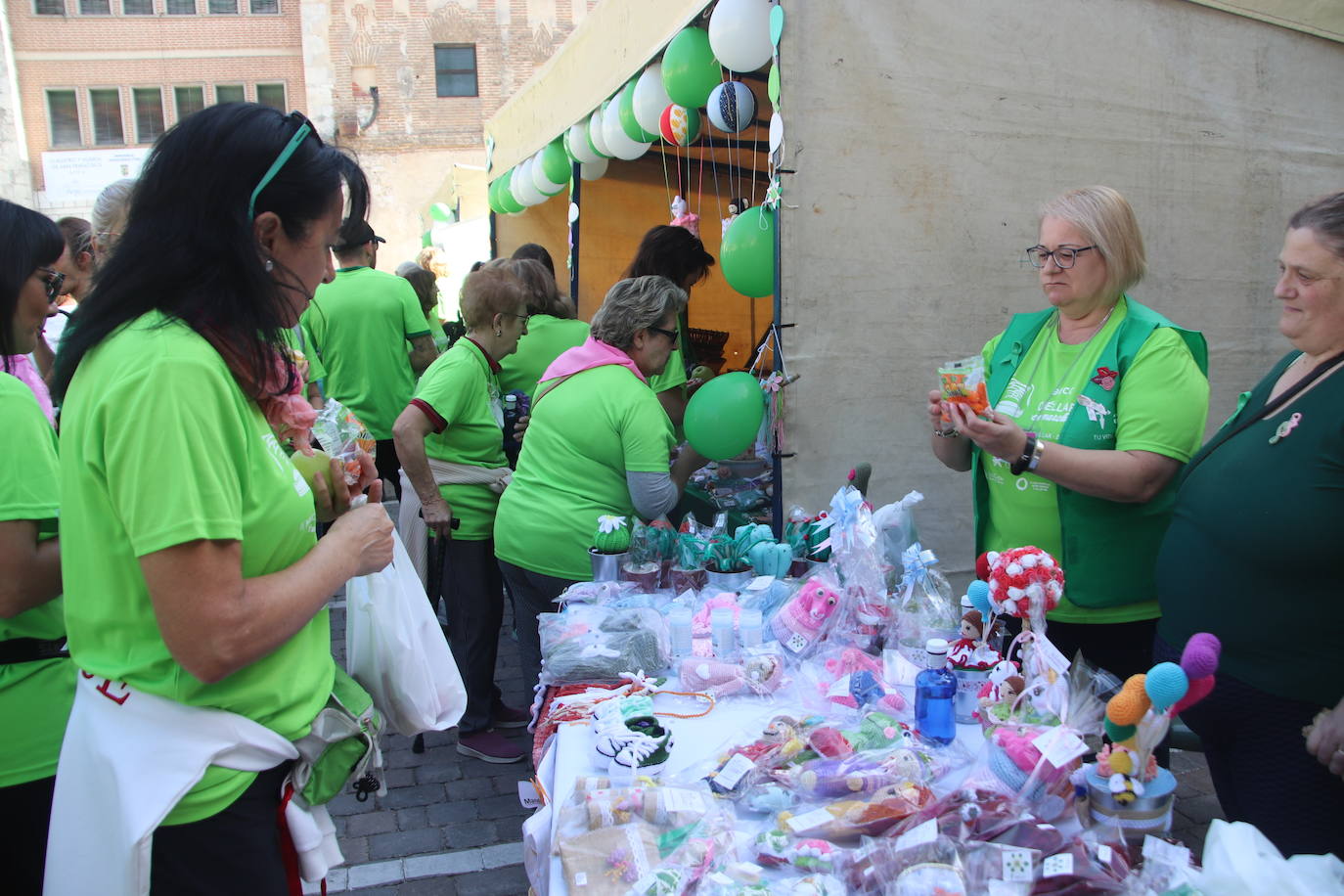 La 'marea verde' de la lucha contra el cáncer ha recorrido Cuéllar este domingo. 