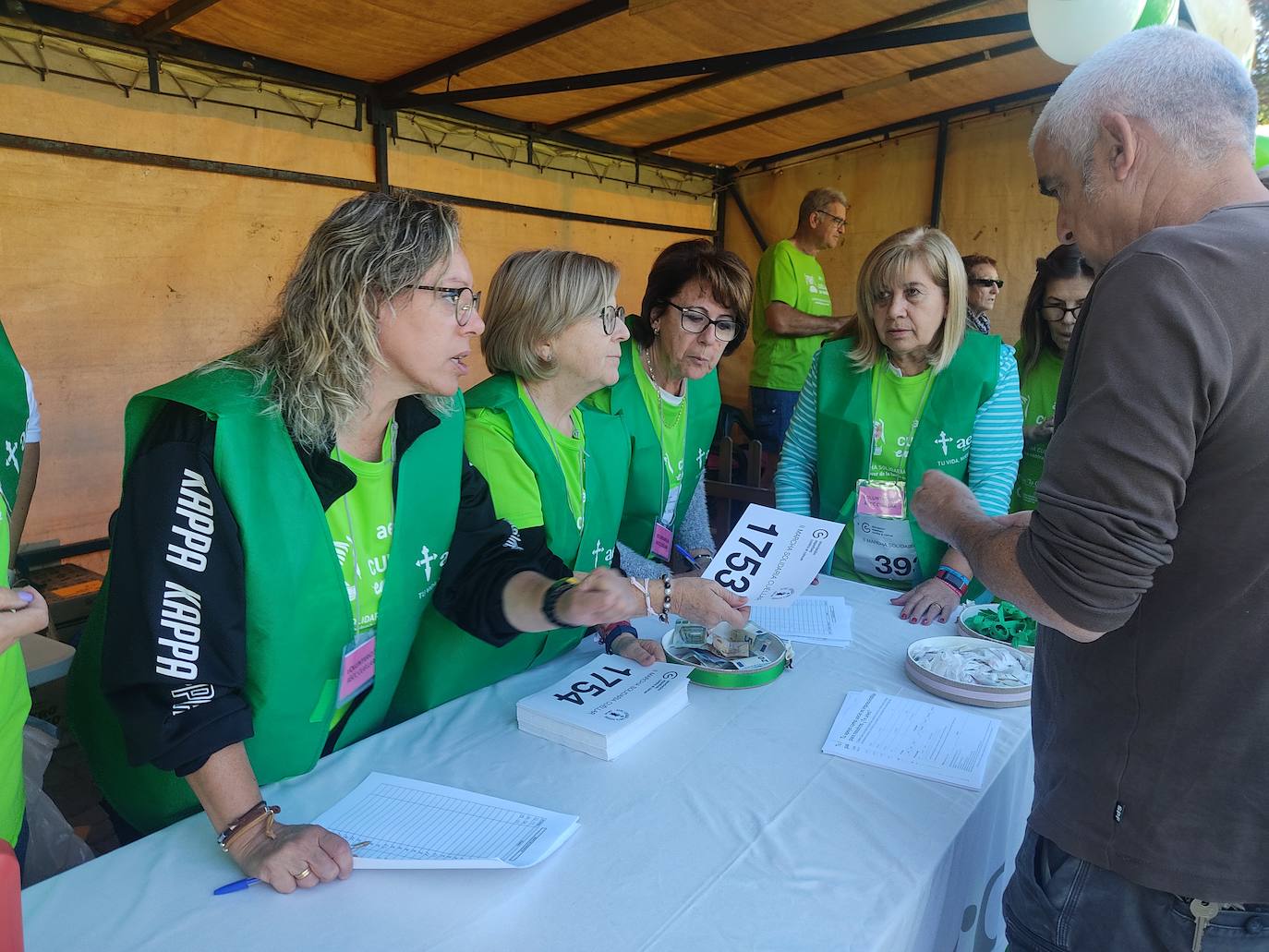 La 'marea verde' de la lucha contra el cáncer ha recorrido Cuéllar este domingo. 