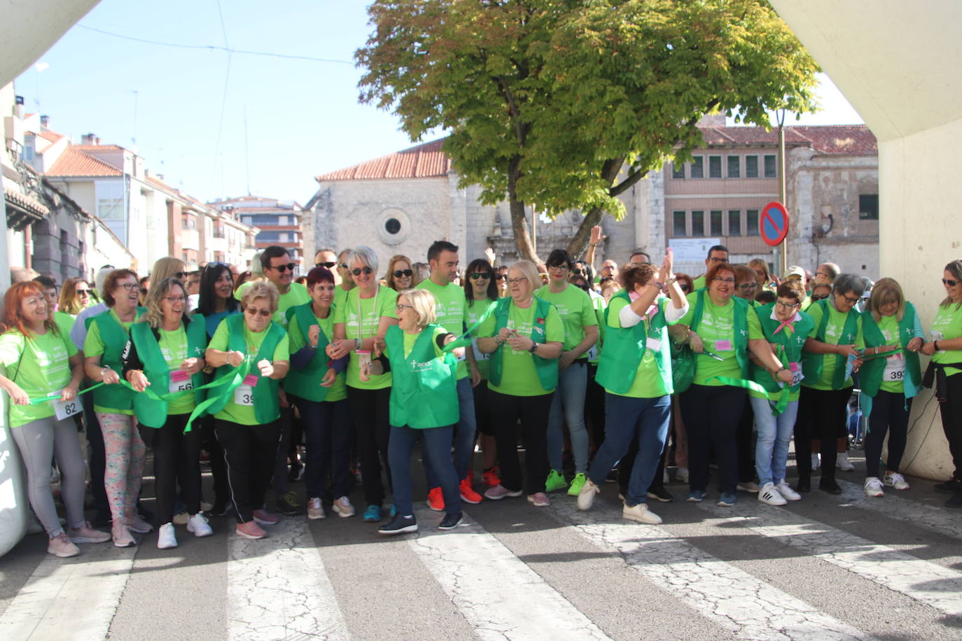 La 'marea verde' de la lucha contra el cáncer ha recorrido Cuéllar este domingo. 