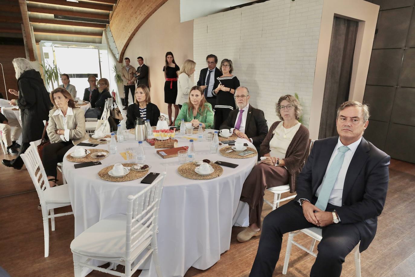 Piedad Rojo, de Banco Santander; Marta Mateo (El Norte), Isabel del Amo, gerente de Asucyl (supermercados); Ciriaco Rodríguez, Isabel Clavero, directora territorial del ICEX, y Luis Ortiz de Lanzagorta, director de Fundación Schola. 