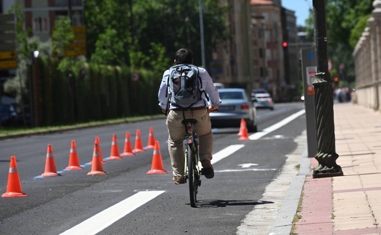 Un ciclista circula por el centro de Valladolid.