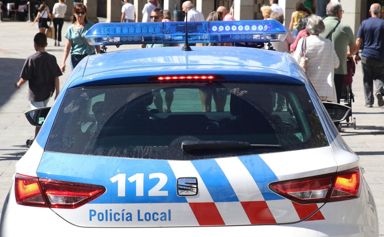 Un coche de la Policía Local de Segovia patrulla por la ciudad. 