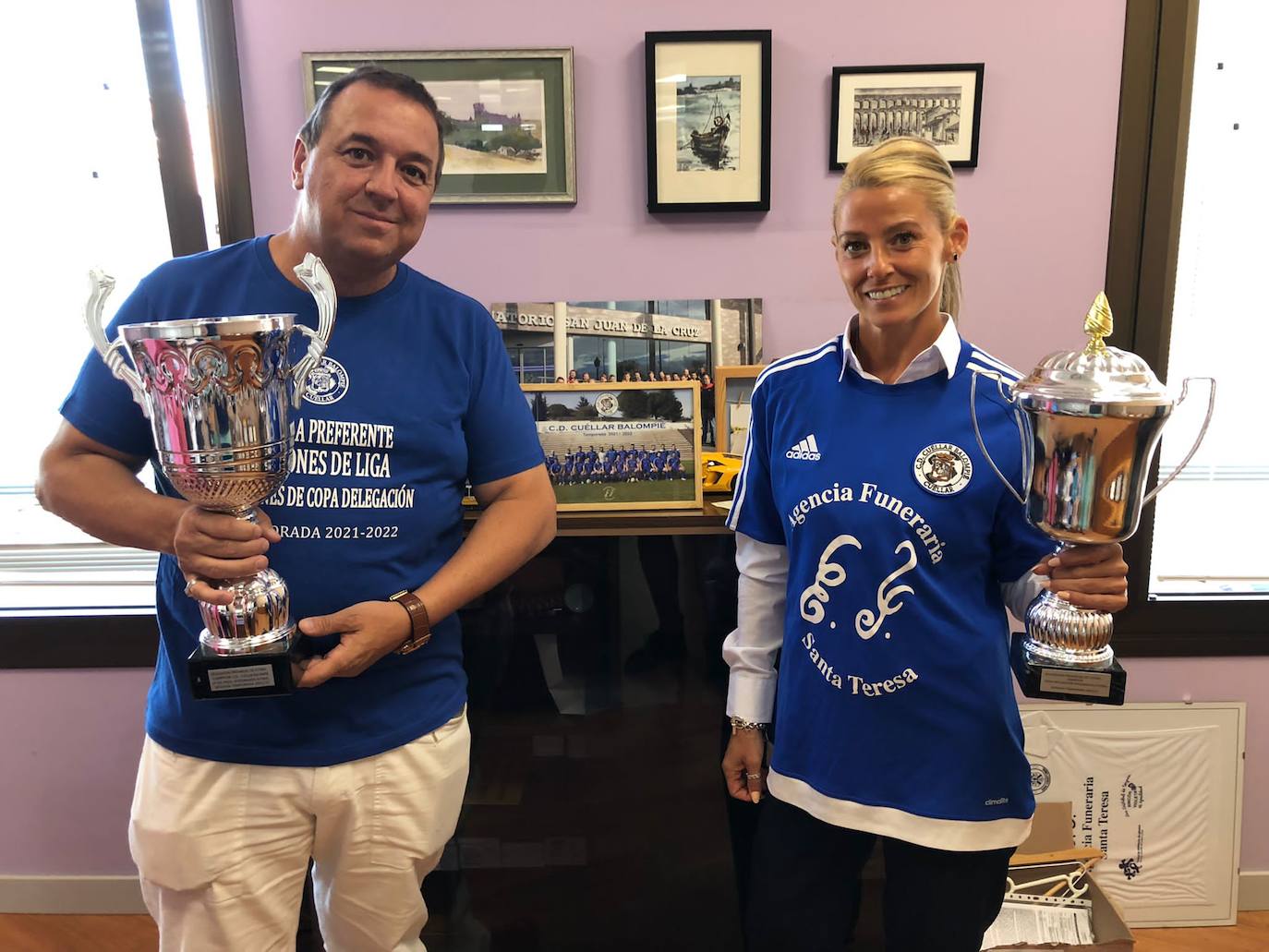 Óscar de la Fuente y Yolanda García, de Agencia Funeraria Santa Teresa, con los trofeos de Campeones de Liga y Copa Senior Provincial 2021-2022 del C.D. Cuéllar Balompié.