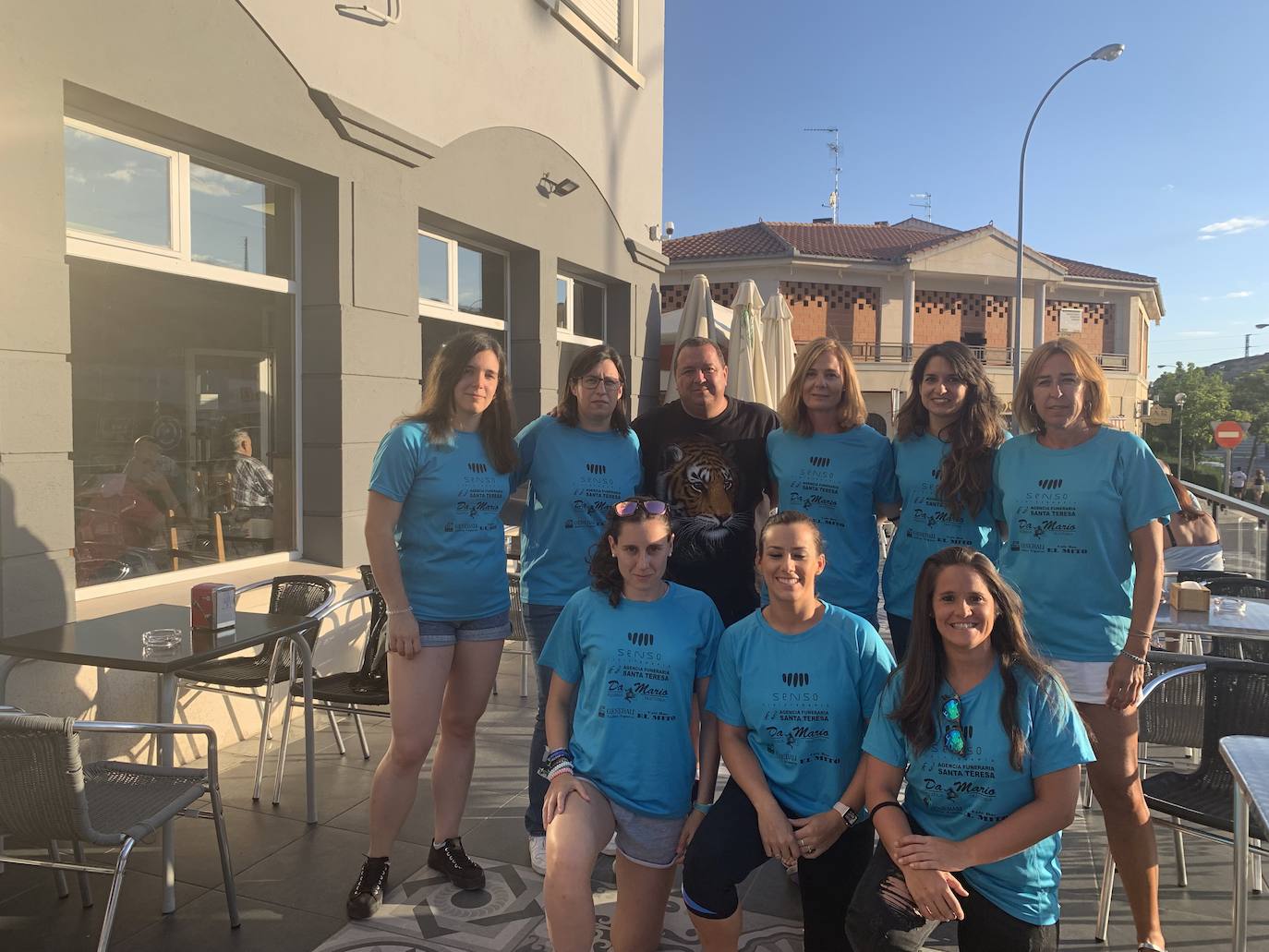 Con las jugadoras de baloncesto. 