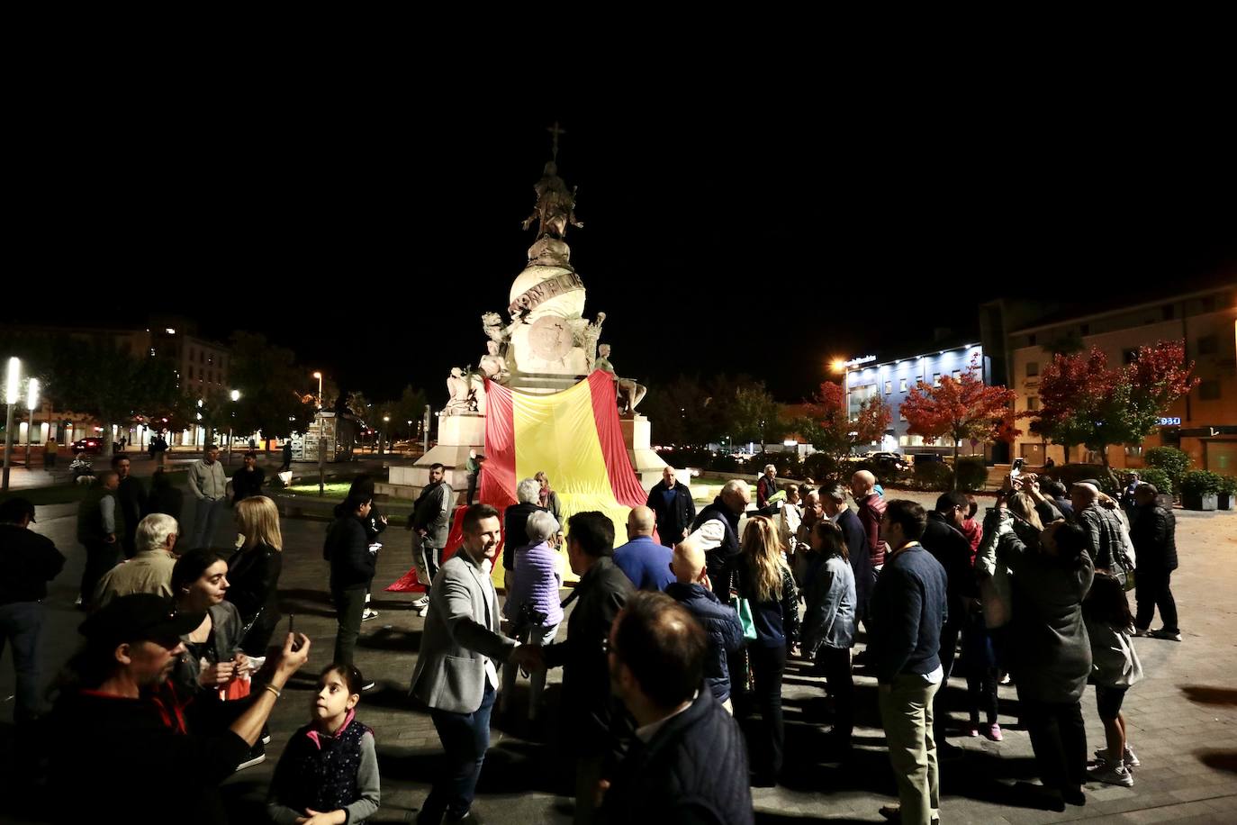 Fotos: VOX despliega una gran bandera de España en la plaza de Colón