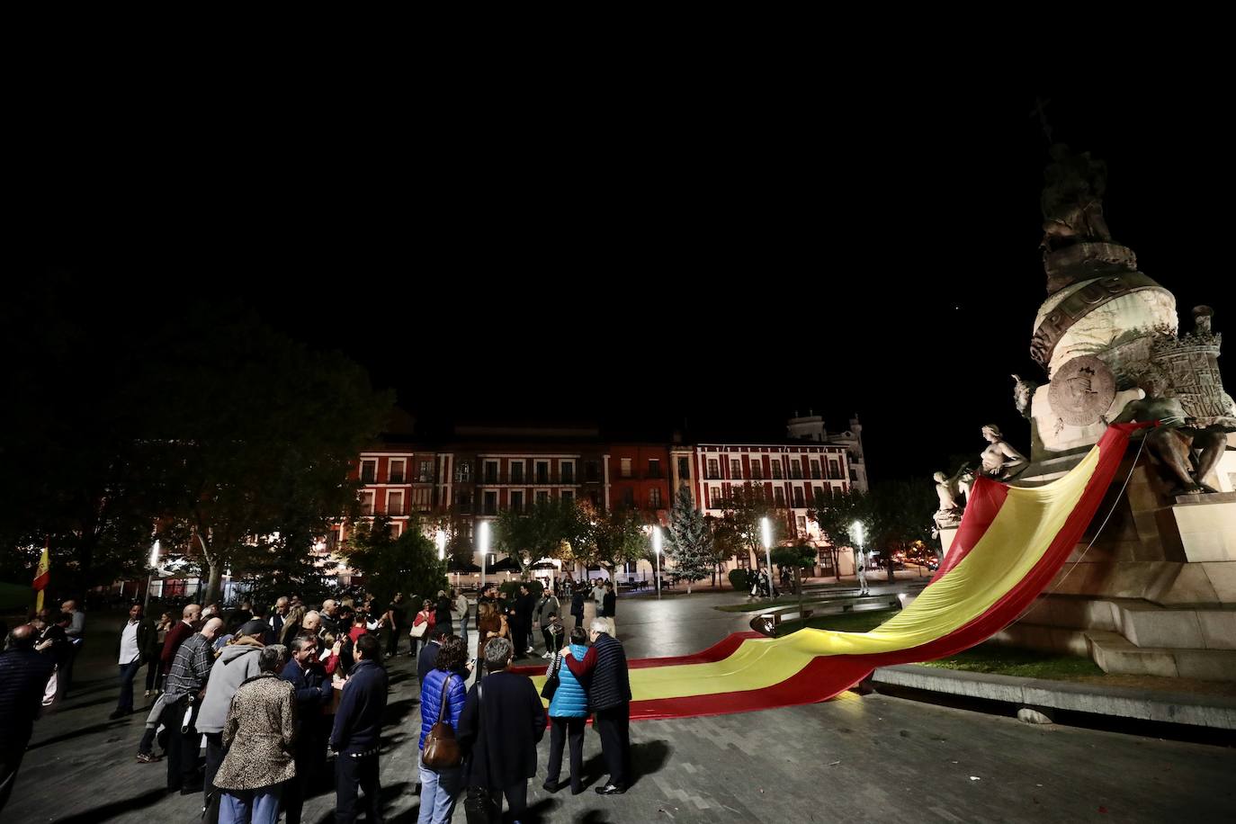 Fotos: VOX despliega una gran bandera de España en la plaza de Colón