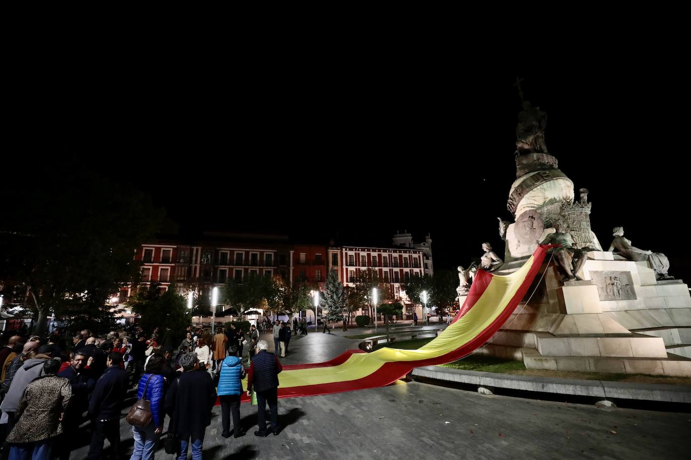 Fotos: VOX despliega una gran bandera de España en la plaza de Colón
