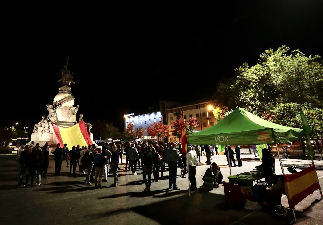 Fotos: VOX despliega una gran bandera de España en la plaza de Colón