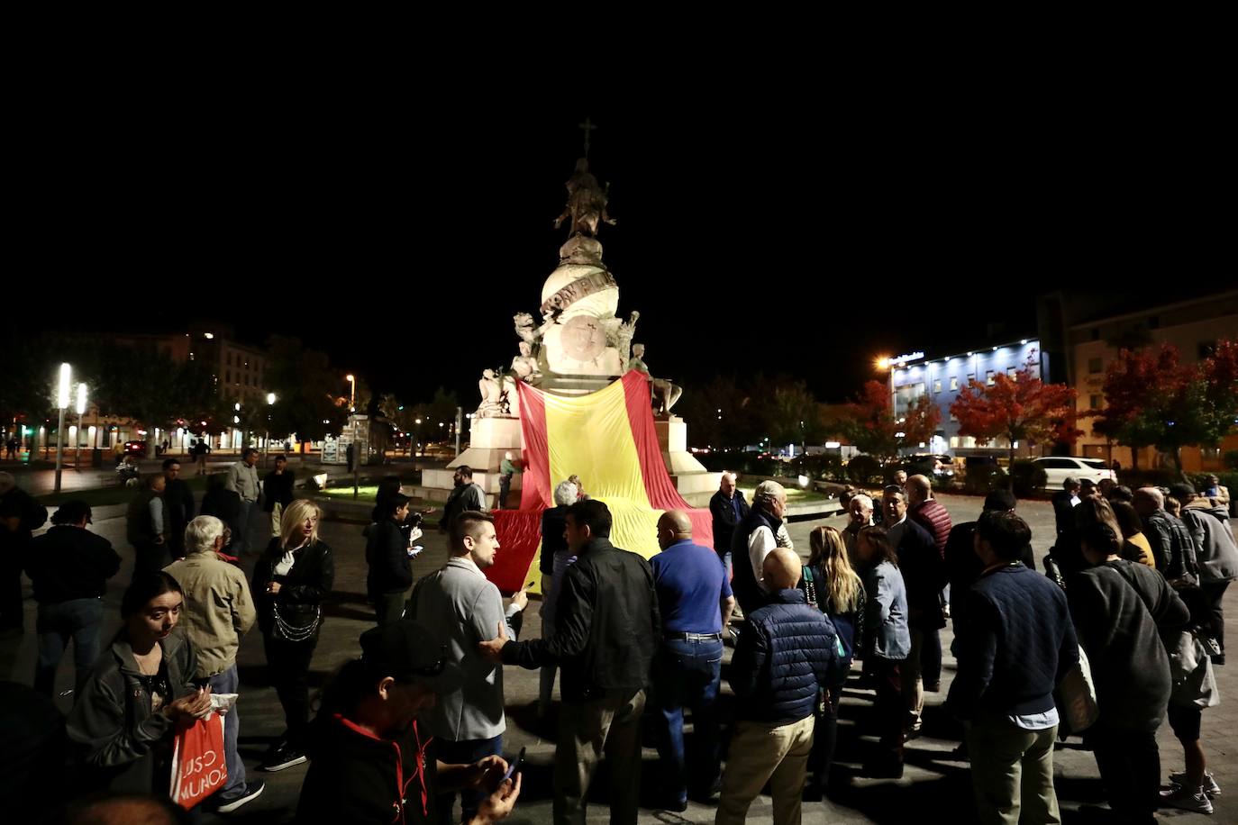 Fotos: VOX despliega una gran bandera de España en la plaza de Colón