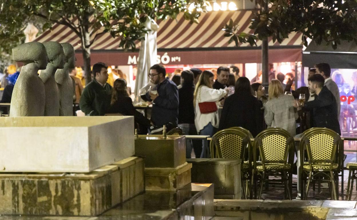 Clientes toman copas en un local de la plaza de Coca. 