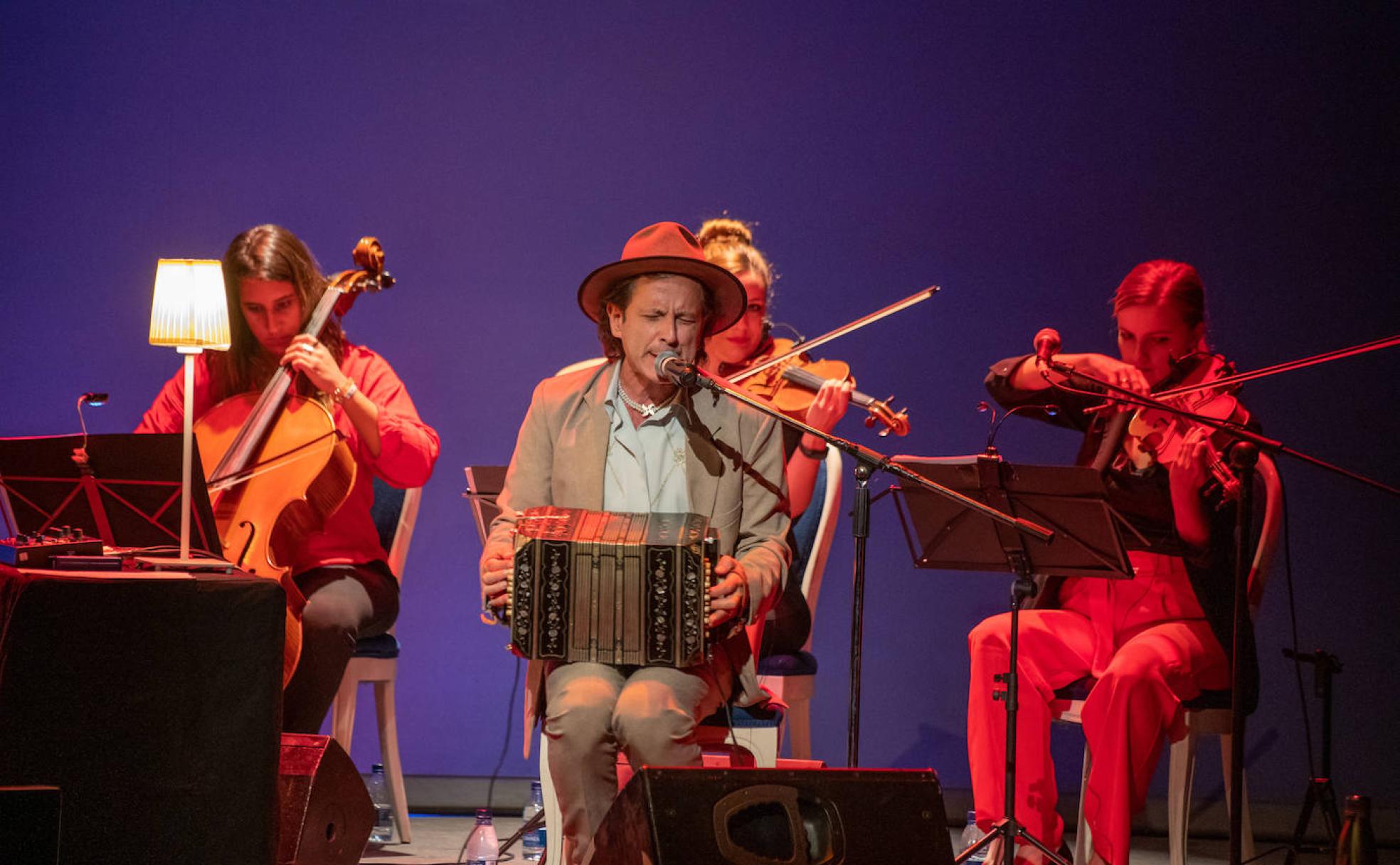 Coti, con su bandoneón durante el concierto. 