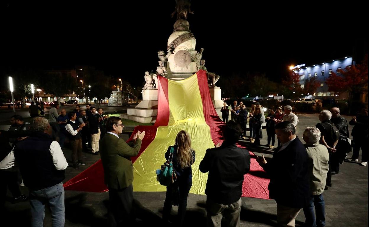 Despliegue de la bandera gigante de España en la plaza de Colón, este martes.