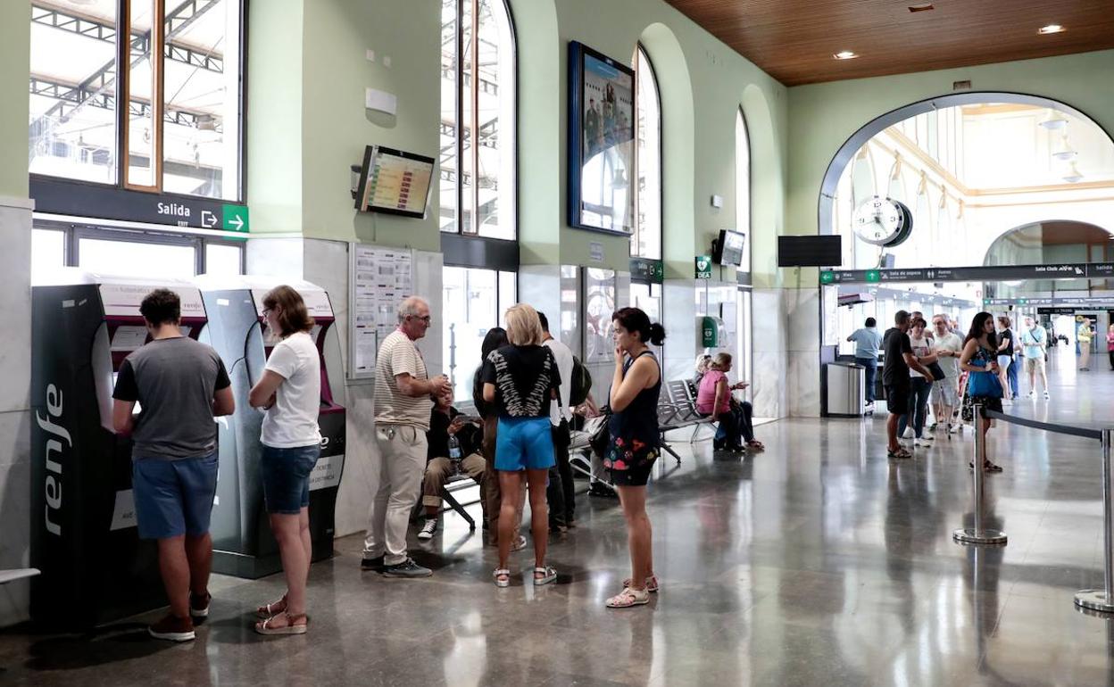 Viajeros en la estación Valladolid Campo Grande. 