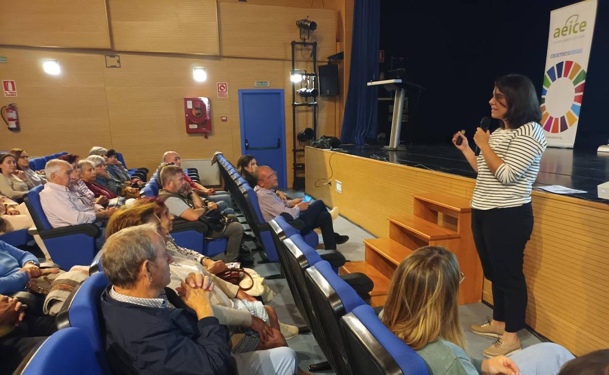 La responsable el área de desarrollo local, Ruth López Verdura, esbozando a los asistentes la estrategia de desarrollo de local de Mojados. 