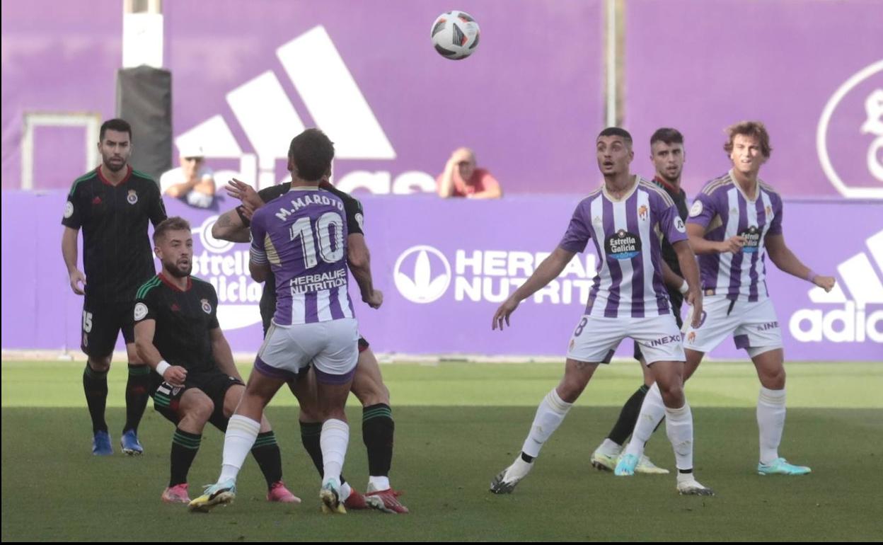 Imagen del último partido del Real Valladolid B frente a la Gimnástica de Torrelavega.