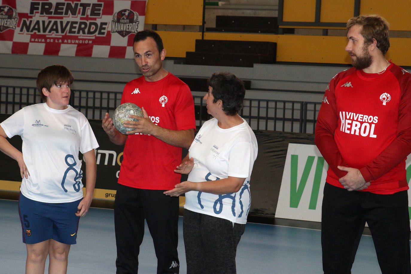 Entrenamiento del Balonmano Nava con miembros de la Fundación Personas 